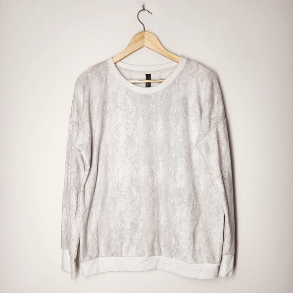 Mondetta Cozy White and Gray Snake Print Sweatshirt Size Large - Picture 4 of 9